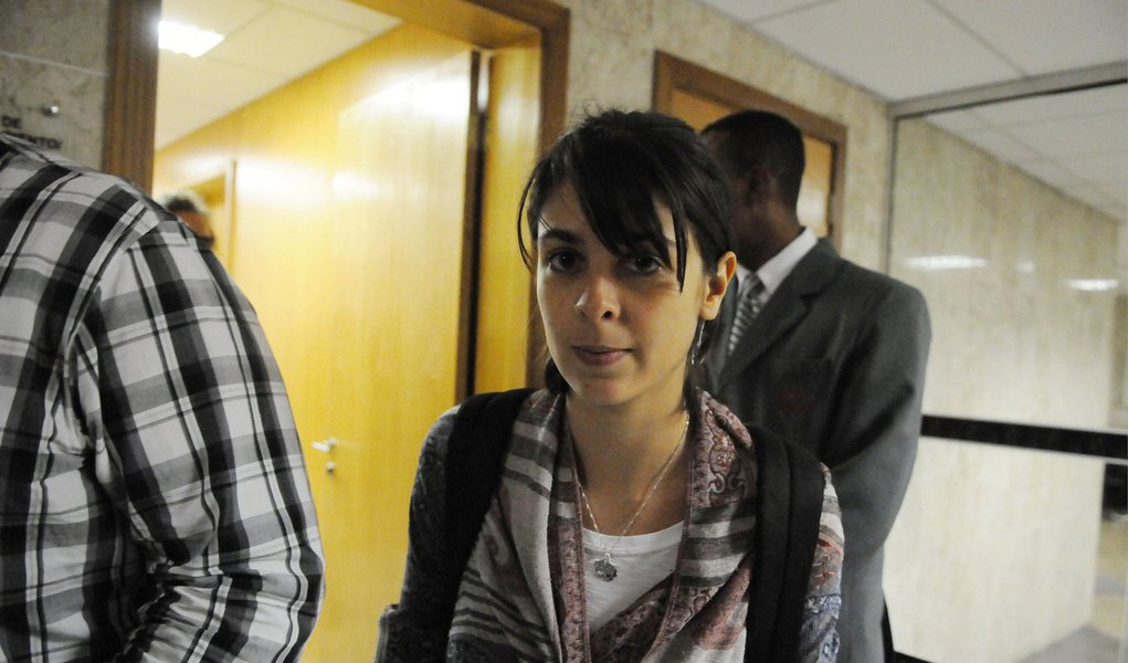 Os advogados dos ativistas Elisa Quadros, conhecida pelo apelido de Sininho, Igor Mendes da Silva e Karlayne Pinheiro, apresentaram pedidos de habeas corpus para os três; os ativistas tiveram a prisão preventiva decretada por descumprimento de medida cautelar; Igor Mendes foi detido, e Sininho e Karlayne são considerados foragidas da Justiça; advogado Lucas Sada, que representa Karlayne Pinheiro, disse que nenhum dos réus se envolveu em ato violento e, em função da pena máxima (de quatro a cinco anos) que podem pegar no processo por formação de quadrilha, outras medidas poderiam ter sido tomadas