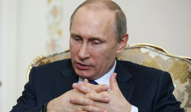 Presidente russo, Vladimir Putin, abriu caminho nesta segunda-feira a uma remessa de sistemas de mísseis ao Irã longamente adiada, e Moscou iniciou um programa de troca de petróleo por mercadorias com Teerã, mostrando a determinação do Kremlin em fortalecer laços econômicos com a República Islâmica