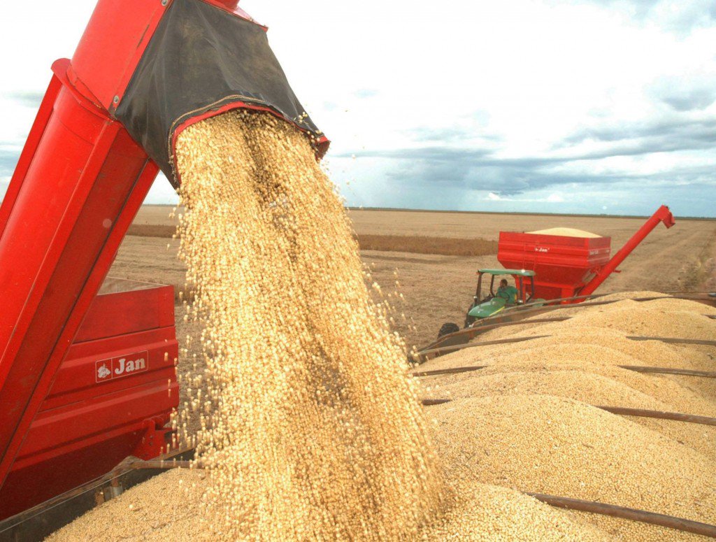 O Brasil é extremamente dependente dos preços das commodities, e a baixa sucessiva acontecida nos últimos tempos coloca em xeque e mostra a vulnerabilidade da balança comercial nacional