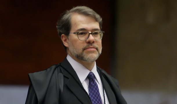 O presidente do TSE, ministro Dias Toffoli, defendeu nesta terça (10) uma reforma política que modifique a legislação vigente e o sistema eleitoral para dificultar a criação de partidos: Toffoli é a favor da implantação gradativa da cláusula de barreira e do estabelecimento de teto de gastos nas campanhas eleitorais, com um limite nominal para doações de empresas: ele informou que os recursos do Fundo Partidário serviram para financiar 5% das campanhas eleitorais de 2014, enquanto os recursos privados chegaram a 95%.