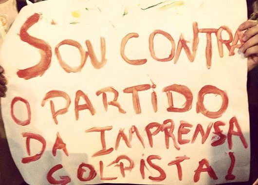 A esta tentativa da mídia de associar o PT a corrupção, e apenas o PT, blindando o PSDB, é preciso dar respostas imediatas. A mídia vai espernear, vai gritar, mas vai perder o debate