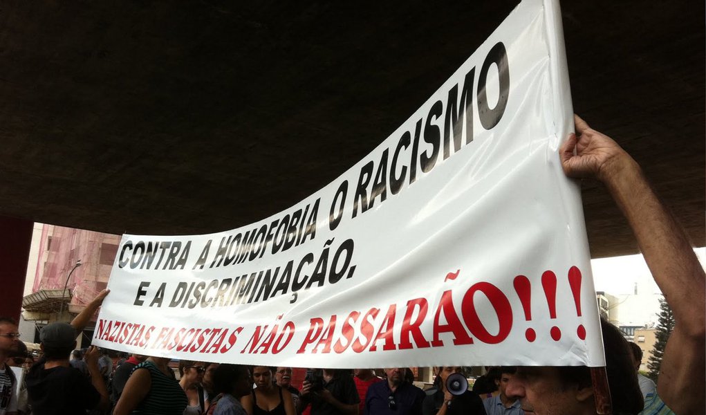 Relatório elaborado pelo Grupo de Trabalho das Nações Unidas sobre Afrodescendentes sobre o racismo no Brasil demonstrou preocupação com o racismo "estrutural e institucional" existente no país; organismo enfatizou que a discriminação contra negros precisa ser combatida com mais medidas; mas reconheceu avanços do Brasil, como a criação das cotas e a decisão do Supremo Tribunal Federal pela constitucionalidade do sistema; outro destaque foi a criação da lei que prevê a inclusão obrigatória da história e cultura afro-brasileira nas escolas de ensino fundamental e médio; ONU diz que a Polícia precisa de treinamento e sensibilização para mudar a cultura de violência 