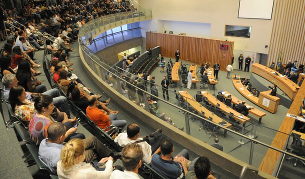 A Comissão de Economia, Orçamento e Finanças (CEOF) da Câmara Legislativa concluiu a tramitação de um projeto de lei, de autoria do Executivo que estima a receita e fixa a despesa do Distrito Federal para o exercício do próximo ano (PLOA); o governo Rodrigo Rollemberg, que tomará posse em 1º de janeiro, disporá de até R$ 30,9 bilhões, a depender da arrecadação, para gastar ao longo do primeiro ano de mandato, nas diversas áreas sob responsabilidade do GDF