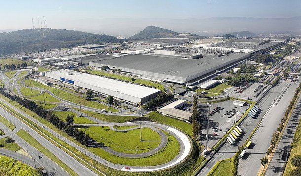 Em Minas Gerais, a fábrica da Fiat de Betim dispensou os seis mil funcionários do primeiro e segundo turnos por falta de componentes e peças; a JBS também teve de suspender as operações em oito unidades, afetando 75% da capacidade de produção de aves e suínos da empresa; nesta manhã, caminhoneiros voltaram a bloquear acesso ao Porto de Santos