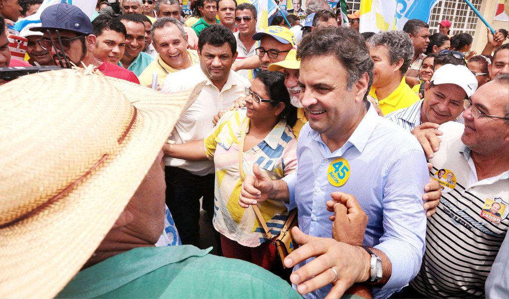 Em caminhada na Zona Oeste da capital fluminense, o presidenciável Aécio Neves (PSDB) disse que é contra a reeleição e defendeu mandato único de cinco anos para todos os governantes e criticou a presidente Dilma; "Eu apresentei essa proposta lá atrás, pelo fim da reeleição. Eu acho que a presidente da República desmoralizou a reeleição. Mandato de cinco anos para todo mundo", afirmou o tucano