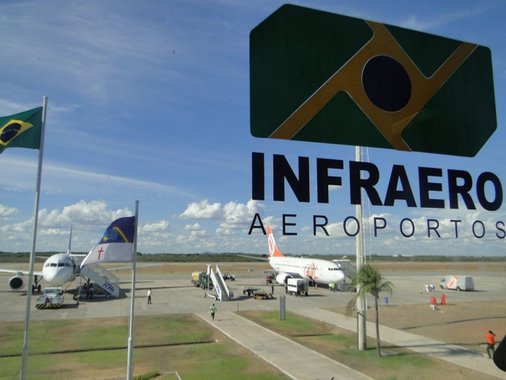 A Secretaria de Aviação Civil da Presidência da República, (SAC) pretende desmembrar a Infraero em três empresas, informou o ministro da pasta, Eliseu Padilha; segundo ele, a empresa passaria a ter as seguintes áreas de atuação: a Infraero Serviços, destinada à prestação de serviços aeroportuários; a Infraero Participações, para atuar nas próximas concessões; e a Infraero Navegação Aérea; "Queremos aproveitar a reconhecida experiência [da Infraero] na área aeroportuária, uma vez que além de ser a maior empresa brasileira [nessa área], a Infraero é também a terceira do mundo. A Infraero Serviços buscará parcerias internacionais para atuar tanto interna como externamente", disse Padilha