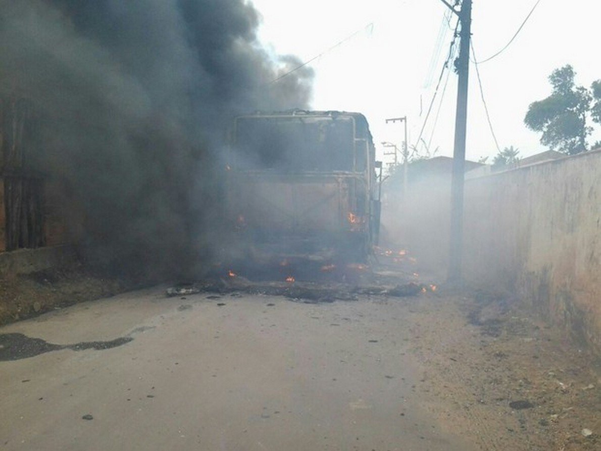 Um ônibus da linha Pão de Açúcar foi assaltado e incendiado na manhã deste sábado em São Luís; assalto ocorreu no bairro Alto do Pinho; quatro homens armados entraram no coletivo e roubaram pertences dos ocupantes; polícia afirma que ataque pode ter ligação com as recentes fugas do presídio de Pedrinhas