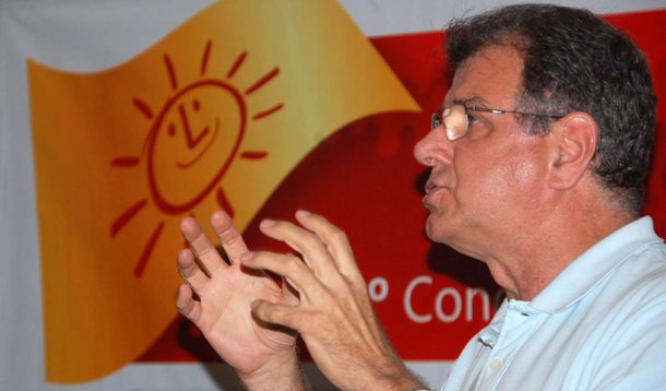 O Diretório Regional do Partido Socialismo e Liberdade (PSOL-DF) entregou, no final da tarde de ontem (1), ao presidente da Câmara Legislativa, deputado Wasny de Roure (PT), requerimento solicitando a retirada de tramitação de dois projetos de lei do Executivo que tratam da dívida do GDF; o PSOL também pediu que a CLDF fiscalize o o governo e sugeriu a instauração de uma Comissão Parlamentar de Inquérito (CPI) "para identificar e responsabilizar aqueles que levaram o Distrito Federal a esta calamitosa situação"