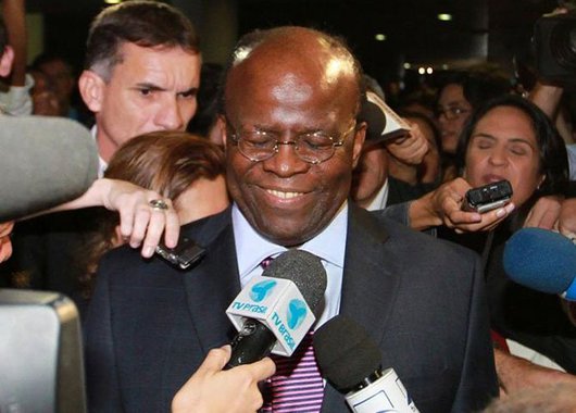 Uma coisa é certa: de hoje em diante Barbosa fará tudo para não sair mais da frente dos holofotes. Se preciso, carregará até uma melancia pendurada no pescoço para permanecer em evidência