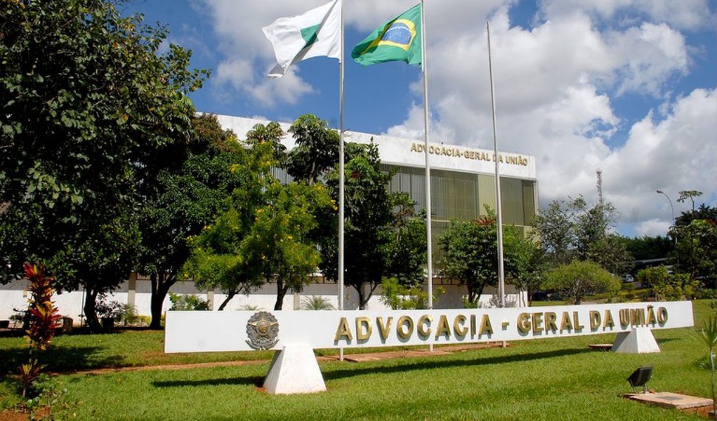 Parecer da Advocacia-Geral da União (AGU) mostra que proposta de reajuste apresentada pelo Supremo Tribunal Federal (STF) teria impacto de 35% nas contas públicas, causando redução na prestação dos serviços públicos, impondo R$ 16,8 bilhões a mais nas despesas; proposta aprovada pelo Supremo prevê que, a partir do dia 1º de janeiro do ano que vem, os ministros do STF passariam a ganhar R$ 35.919,00, caso o reajuste fosse aceito pelo Congresso Nacional. O salário atual é R$ 29.462,25