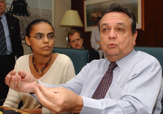 Ex-ministro da Agricultura e coordenador do Centro de Agronegócio da Fundação Getúlio Vargas, Roberto Rodrigues (na foto), diz ainda haver desconfiança a respeito de Marina Silva; ele aponta dois aspectos principais que considera necessários para Marina conquistar o apoio mais amplo do setor de agronegócio: primeiro, esclarecer que a meta de "desmatamento zero" no programa de governo do PSB se refere a "desmatamento ilegal zero"; segundo, que o índice de produtividade de propriedades rurais sirva para premiar quem consegue bons resultados, e não punir os que ficam para trás