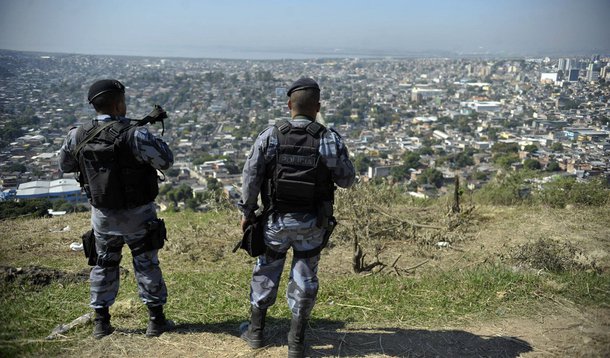 A Polícia Militar do Rio de Janeiro (PM-RJ) expulsou 43 soldados acusados de crimes de concussão – exigência de vantagem indevida, diretamente ou indiretamente, em razão da função pública – e extorsão a comerciantes, empresários e ambulantes na região de Bangu e Honório Gurgel, na zona oeste da capital fluminense; eles foram investigados na Operação Compadre, deflagrada em 2013