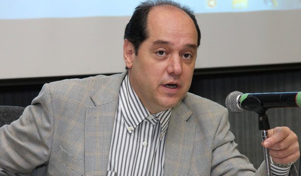 Compra do Ibope Media pelo grupo WPP, gigante de publicidade e relações públicas sediado em Londres, causa apreensão quando ao risco de conflito de interesses, tanto no Brasil como em outros países em que o instituto atua, na América Latina; especialistas questionam risco dos interesses publicitários na mediação da audiência; "Qual é o compromisso que o grupo apresenta, para os seus clientes, de que não haverá contaminação?", pergunta o professor de Ética da ECA-USP, eugênio Bucci; no Brasil, as maiores redes já estavam divididas antes, com a Globo mantendo o Ibope, e Record, SBT, Bandeirantes e RedeTV! apoiando o instuto alemão GfK