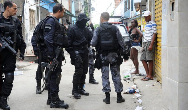 O número de homicídio doloso (quando há intenção de matar) diminuiu 8,1% no estado do Rio de Janeiro em agosto deste ano, na comparação com o mesmo período de 2013; segundo levantamento do Instituto de Segurança Pública (ISP), a quantidade de assassinatos caiu de 407 para 374; o total de roubos no estado aumentou 11,1% (de 11.262 para 12.522)