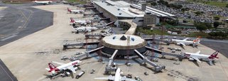 Uma avaliação do Centro de Gerenciamento de Navegação Aérea (CGNA), órgão comandado pela Aeronáutica, aumentou a capacidade de voos do Aeroporto Juscelino Kubitschek, em Brasília, de 52 para até 60 voos e decolagens por hora; o terminal mantém a maior capacidade de pista do país, à frente de Guarulhos, com 47 movimentos por hora; o JK recebeu 18,14 milhões de passageiros em 2014 e se tornou o segundo mais movimentado do País