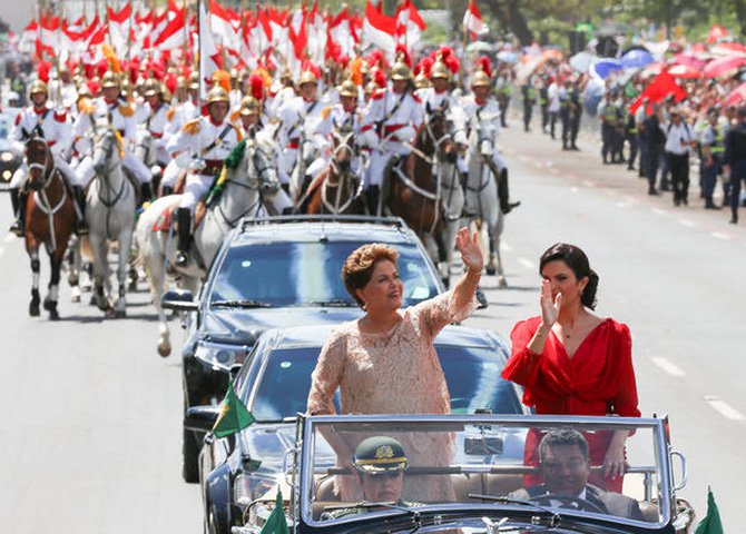 O PT não está esgotado, foi, outrossim, pela quarta vez eleito para dirigir o país e, ainda que tenha sua popularidade decrescido por conta da conjuntura política, é a principal referência dos trabalhadores, população de baixa renda do Brasil e da opinião