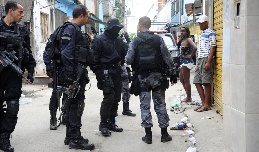 O número de homicídio doloso (quando há intenção de matar) diminuiu 8,1% no estado do Rio de Janeiro em agosto deste ano, na comparação com o mesmo período de 2013; segundo levantamento do Instituto de Segurança Pública (ISP), a quantidade de assassinatos caiu de 407 para 374; o total de roubos no estado aumentou 11,1% (de 11.262 para 12.522)