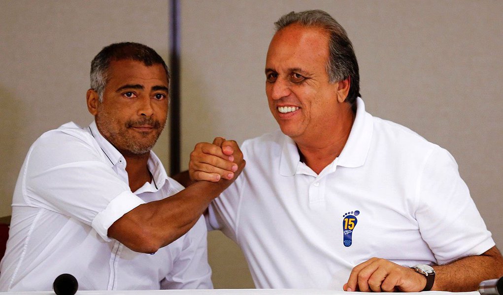 Romário (PSB), que se elegeu senador pelo Rio, afirmou que as conversas com o candidato do PMDB, Luiz Fernando Pezão, ao governo do do Estado foram "rápidas, objetivas e programáticas"; "O Pezão tem um histórico político altamente positivo. É o mais preparado para administrar o Rio", disse