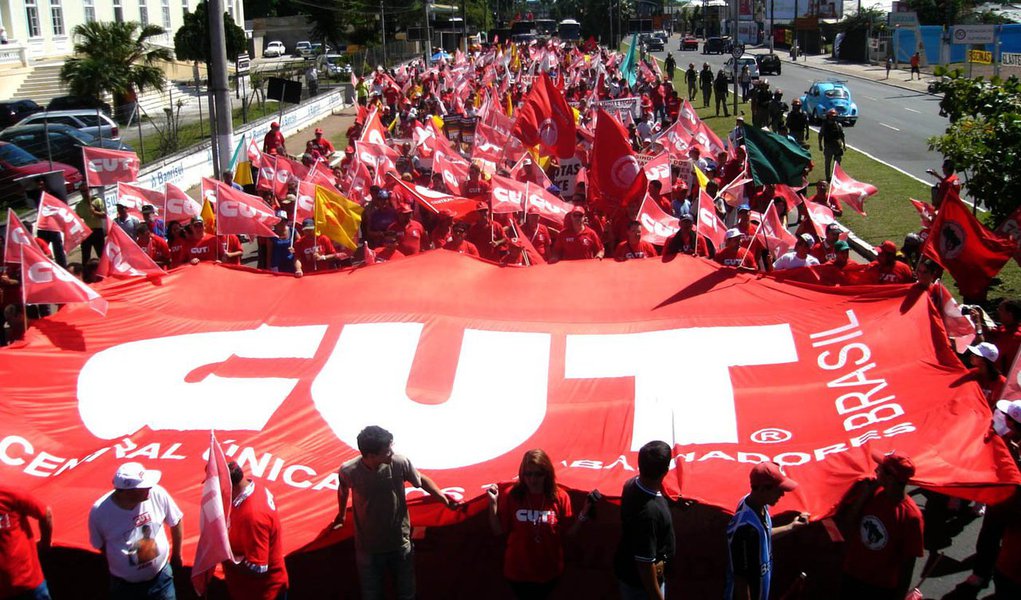 Em São Paulo, o ato terminou por volta de 14h na Praça da República, região central; entidade protesta no Dia Nacional de Luta em Defesa dos Direitos da Classe Trabalhadora contra a aprovação do projeto 4330, que libera a terceirização para todas as atividades das empresas