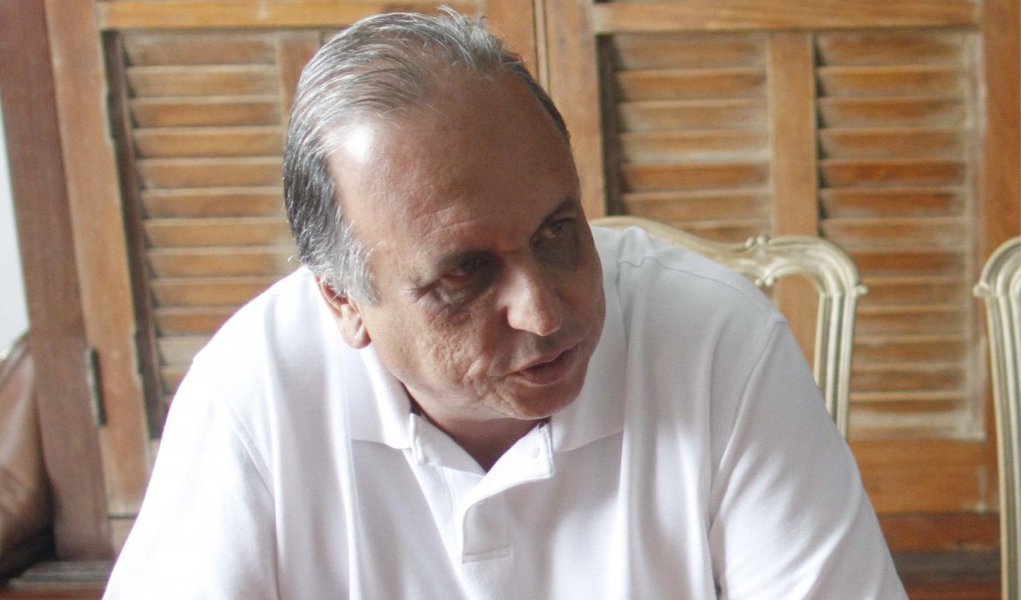 Governador Luiz Fernando Pezão, disse nesta quarta (5) que ainda aguarda uma definição sobre o posicionamento da Agência Nacional de Águas (ANA), do Ministério do Meio Ambiente (MMA) e da Agência Nacional de Energia Elétrica (Aneel) sobre a proposta de transposição das águas do Rio Paraíba do Sul para o Sistema Cantareira, em São Paulo; "É um rio federal, que atende aos três estados, Rio de Janeiro, São Paulo e Minas Gerais. Se os técnicos chegarem a essa conclusão, eu só tenho a acatar", disse