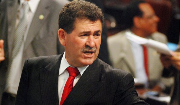 A Procuradoria Regional Eleitoral (PRE) do Rio entrou na Justiça Eleitoral com uma representação para impedir que o deputado estadual Paulo Melo (PMDB-RJ), reeleito para mais um mandato, seja diplomado; o parlamentar, que é presidente da Alerj, é investigado em denúncia por compra de votos nas eleições deste ano; no dia 5 de outubro, fiscais do TRE flagraram dois eleitores, na casa de um cabo eleitoral, recebendo R$ 50 como pagamento por terem votados em Paulo Melo; segundo o órgão, a informação foi confirmada em depoimento pelos próprios envolvidos