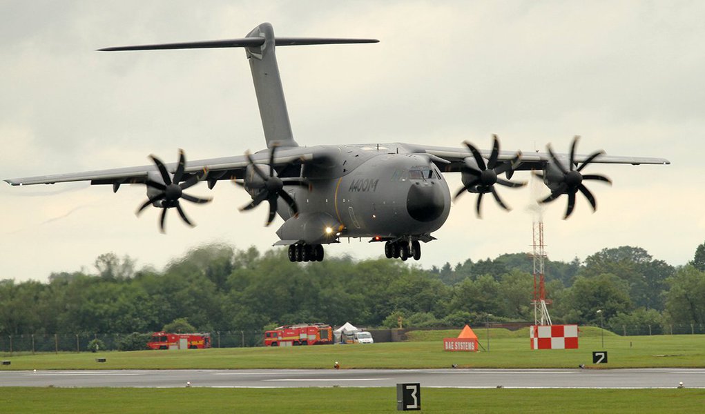 A Força Aérea Real da Grã-Bretanha (RAF, na sigla em inglês) suspendeu operações de seu Airbus A400M de transporte militar enquanto aguarda mais informações sobre a causa de um acidente envolvendo uma aeronave semelhante durante testes na Espanha