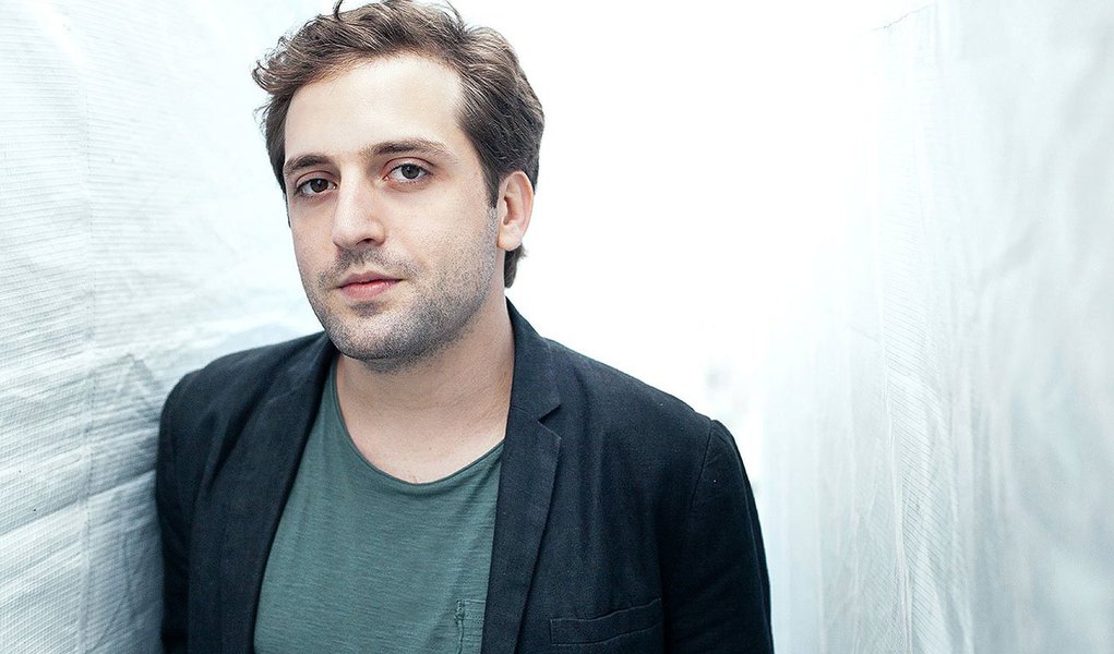 Humorista Gregorio Duvivier diz que se sente em “terra estrangeira” com a massiva campanha do tucano Aécio Neves no Rio de Janeiro: “Se quem defende causas humanitárias e direitos civis é tachado de petista, não me resta outra opção senão aceitar essa pecha”