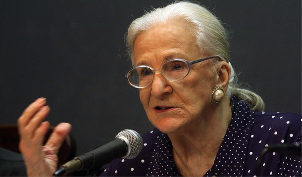 Temida e respeitada por sua erudição, rigor e alto grau de exigência quando assistia a uma peça e escrevia a crítica, ela era considerada por muitos a "Dama de Ferro" do teatro brasileiro 