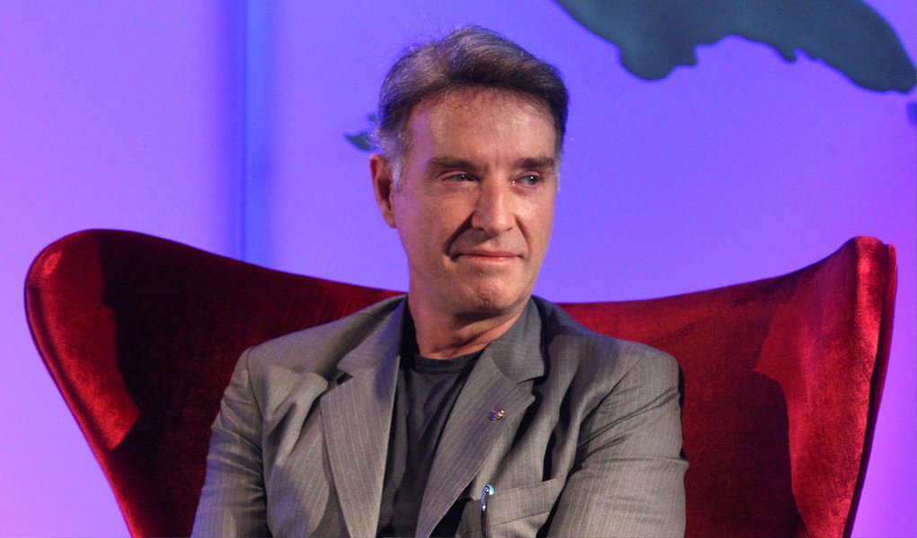 Comissão de Valores Mobiliários (CVM) autorizou o ex-bilionário Eike Batista a produzir provas contábil e de engenharia de petróleo em processo que investiga o empresário por uso de informação privilegiada e manipulação de preços na OGX; Eike poderá indicar um perito para “demonstrar a existência de endividamento do acusado e de gravames sobre as ações negociadas tanto de OGX quanto de OSX reclamadas no Termo de Acusação e o fato de que os recursos obtidos com as vendas não reverteram para o acusado”; No caso do pedido de perícia de engenharia de petróleo, o objetivo seria “corroborar os fatos ocorridos e narrados na defesa”; decisão é da diretora da CVM Luciana Dias