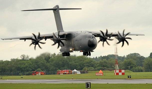 A Força Aérea Real da Grã-Bretanha (RAF, na sigla em inglês) suspendeu operações de seu Airbus A400M de transporte militar enquanto aguarda mais informações sobre a causa de um acidente envolvendo uma aeronave semelhante durante testes na Espanha