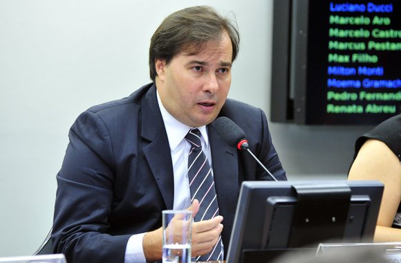 Presidente da comissão especial criada para analisar a reforma política, deputado federal Rodrigo Maia (DEM-RJ) acredita que, "se a comissão, e depois o plenário, entenderem que precisamos fazer uma evolução no sistema político e não uma revolução no sistema", a reforma sairá; em entrevista à jornalista Tereza Cruvinel, Maia diz ter "certeza" que o sistema do "distritão" poderá conter a pulverização de partidos e afirma que "da noite para o dia não será possível eliminar as doações de empresas. Na ausência de uma cultura de doações de pessoas físicas, o eleitor dirá: você vem buscar meu voto e agora vem buscar meu dinheiro também?"