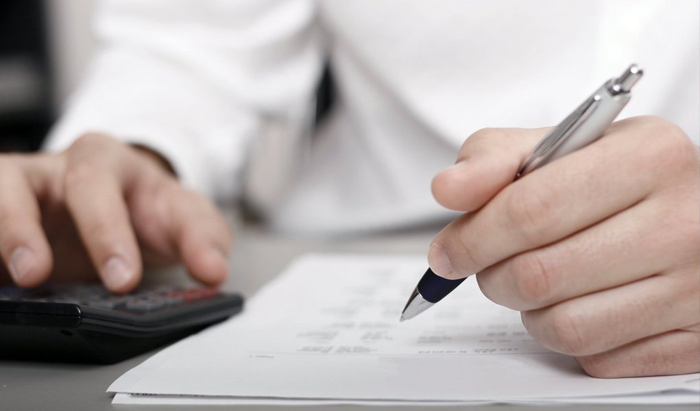Equipe econômica reduziu de 0,9% para 0,5% a previsão oficial de crescimento da economia brasileira para este ano; é o que revela o Relatório de Avaliação de Receitas e Despesas Primárias, divulgado nesta sexta (21) pelo Ministério do Planejamento, Orçamento e Gestão; estimativa de inflação oficial, pelo IPCA, para 2014, aumentou de 6,2% para 6,45%; apesar da redução na estimativa de crescimento, a projeção para o PIB está mais otimista que as previsões do mercado