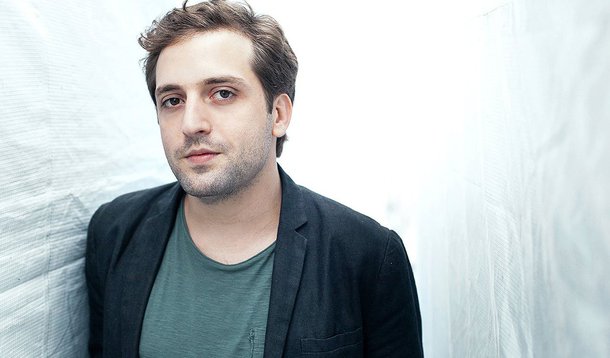 Humorista Gregorio Duvivier diz que se sente em “terra estrangeira” com a massiva campanha do tucano Aécio Neves no Rio de Janeiro: “Se quem defende causas humanitárias e direitos civis é tachado de petista, não me resta outra opção senão aceitar essa pecha”