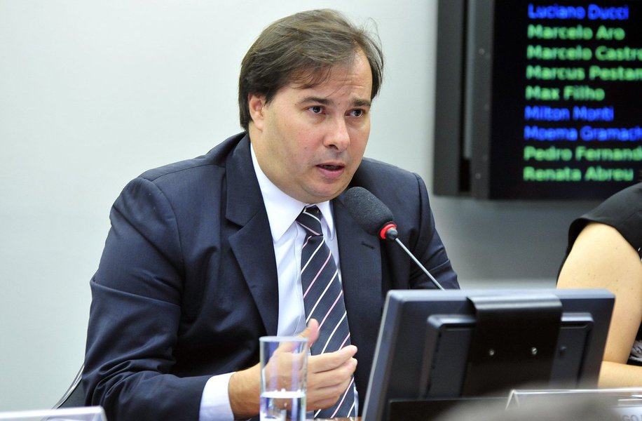 Presidente da comissão especial criada para analisar a reforma política, deputado federal Rodrigo Maia (DEM-RJ) acredita que, "se a comissão, e depois o plenário, entenderem que precisamos fazer uma evolução no sistema político e não uma revolução no sistema", a reforma sairá; em entrevista à jornalista Tereza Cruvinel, Maia diz ter "certeza" que o sistema do "distritão" poderá conter a pulverização de partidos e afirma que "da noite para o dia não será possível eliminar as doações de empresas. Na ausência de uma cultura de doações de pessoas físicas, o eleitor dirá: você vem buscar meu voto e agora vem buscar meu dinheiro também?"