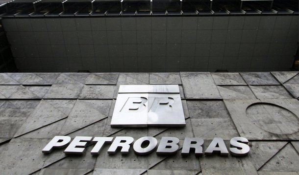 A Petrobras entrou como coautora do Ministério Público Federal nas ações de improbidade administrativa contra as empreiteiras e os executivos apontados como responsáveis por irregularidades no âmbito da Operação Lava Jato; em nota, a estatal informou que, nesta primeira etapa, são duas ações referentes a pagamentos indevidos relacionados a contratos das empresas Engevix e Mendes Júnior com a Diretoria de Abastecimento; o valor total é de cerca de R$ 452 milhões; nas próximas semanas, a Petrobras ingressará, também como coautora, em outras três ações, contra Camargo Corrêa, OAS e Galvão Engenharia, totalizando pedido de reembolso de aproximadamente R$ 826 milhões