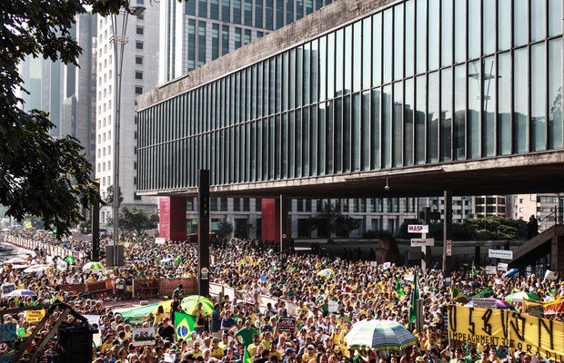 A bandeira da luta contra a corrupção é nossa e não dos desordeiros de direita e seus capachos analfabetos políticos. A direita não tem moral, pois é herdeira da escravatura e da corrupção dos concentradores de riquezas e de renda
