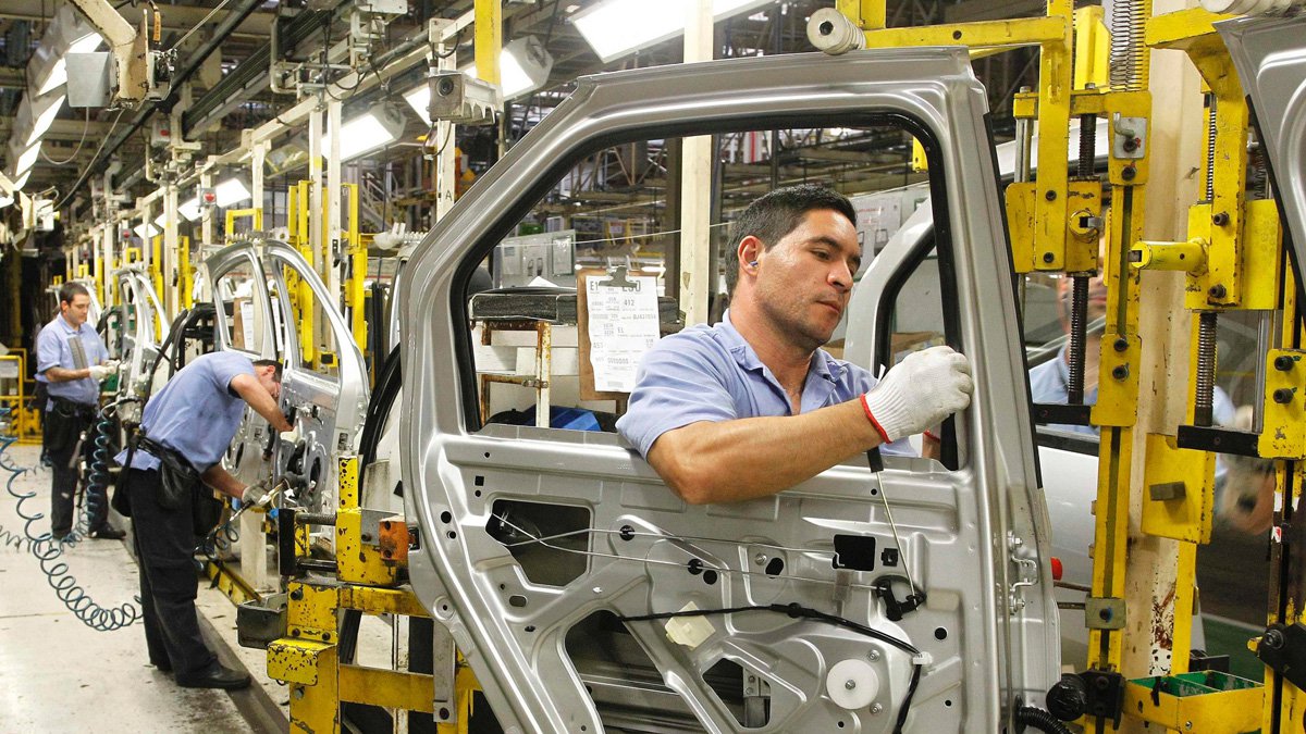 Em janeiro houve aumento de 0,3%, interrompendo dois meses de taxas negativas: -1,2% em novembro e -1,6% em dezembro; na comparação com fevereiro do ano passado, a produção da indústria nacional recuou 9,1%