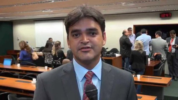 Deputado federal Rubens Pereira Jr (PCdoB-MA) apresentou um requerimento para que o Ministério de Minas e Energia solicite informações à Petrobras sobre a Refinaria Premium em Bacabeira, que não sairá mais do papel; o parlamentar também pediu acesso aos mesmos materiais que embasaram a decisão da empresa de construir a refinaria; "A população maranhense merece esclarecimentos sobre a decisão de interromper esse projeto"