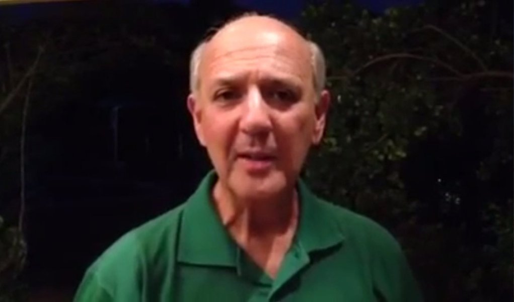 Ex-candidato ao governo do Distrito Federal, José Roberto Arruda (PR) aparece desmentindo o boato de que estaria apoiando a reeleição da presidente Dilma Rousseff (PT) à presidência da República; “Nós temos uma posição de votar no Aécio para presidente. Temos essa posição desde sempre, quando o Aécio estava lá em último lugar nas pesquisas”, diz Arruda