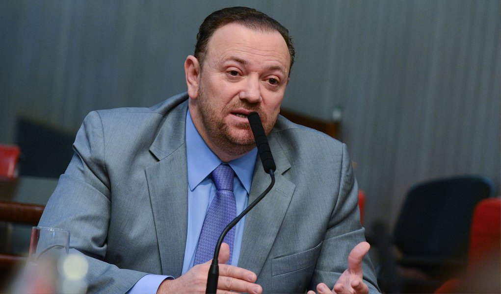 O ministro-chefe da Secretaria de Comunicação Social da Presidência da República, Edinho Silva, informou nesta segunda (4) que pretende levar à presidenta Dilma Rousseff os dados do relatório da organização não governamental (ONG) Artigo 19, que indicam 55 casos de violação à liberdade de expressão no Brasil, em 2014, contra jornalistas, radialistas e blogueiros; de acordo com o documento, houve 15 mortes,11 tentativas de assassinato, 28 ameaças de morte e uma de tortura