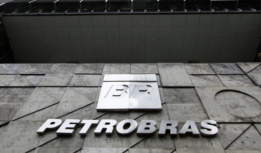 A Petrobras entrou como coautora do Ministério Público Federal nas ações de improbidade administrativa contra as empreiteiras e os executivos apontados como responsáveis por irregularidades no âmbito da Operação Lava Jato; em nota, a estatal informou que, nesta primeira etapa, são duas ações referentes a pagamentos indevidos relacionados a contratos das empresas Engevix e Mendes Júnior com a Diretoria de Abastecimento; o valor total é de cerca de R$ 452 milhões; nas próximas semanas, a Petrobras ingressará, também como coautora, em outras três ações, contra Camargo Corrêa, OAS e Galvão Engenharia, totalizando pedido de reembolso de aproximadamente R$ 826 milhões