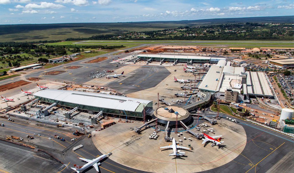 O movimento no aeroporto de Brasília entre segunda-feira (29) e terça-feira (30) deve ser 11% maior que no mesmo período do ano passado; a expectativa é que passem pelo local 110 mil passageiros entre embarques, desembarques e conexões; já no dia 31, o movimento esperado é de 50 mil pessoas; nos 15 primeiros dias deste mês, calcula-se que 825 mil usuários circularam pelo terminal brasiliense; a Inframerica, consórcio que administra o aeroporto, estima que o movimento deste mês de dezembro seja de cerca de 1,7 milhão de passageiros, 10% maior se comparado ao mesmo período de 2013