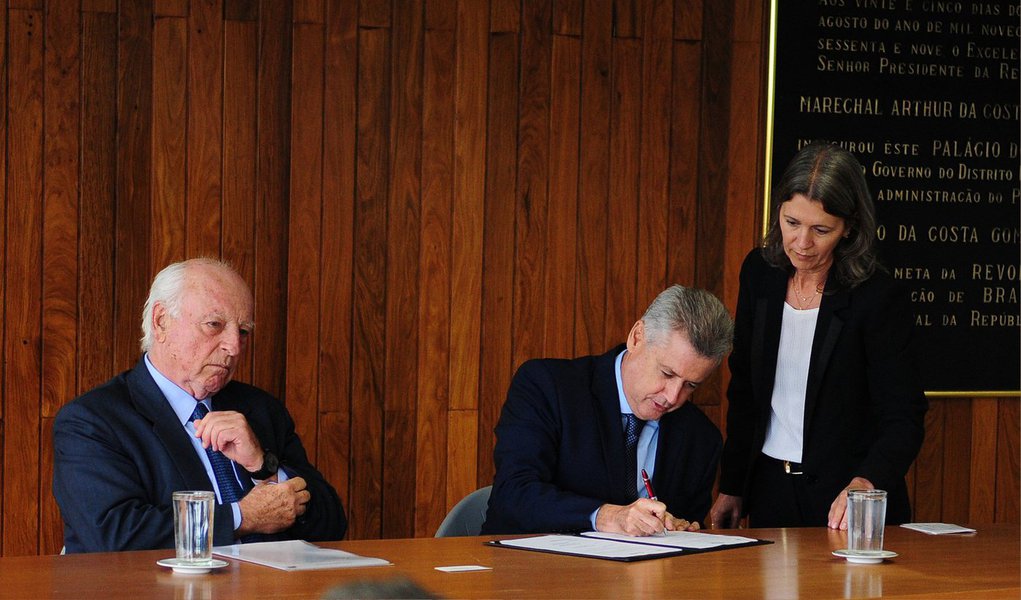 Governador Rodrigo Rollemberg assinou um convênio de cooperação com o Movimento Brasil Competitivo (MBC) para melhorar a gestão pública e diminuir os gastos do governo, será de dois anos e não terá custos para o DF; o movimento, fundado por Jorge Gerdau, oferecerá apoio de acordo com as demandas do conveniado, como palestras, capacitações e workshops sobre mapeamento de prioridades, planejamento, riscos administrativos e outros temas relativos a gestão