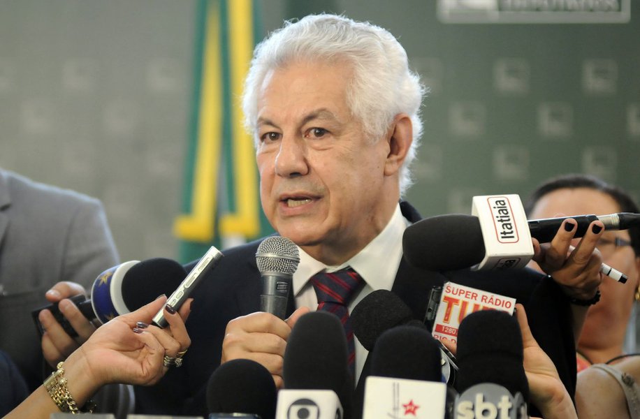 Petista tem o apoio do governo e de quatro partidos que, juntos, contarão com 109 deputados a partir do ano que vem; as legendas que apoiam Arlindo Chinaglia (PT-SP) são PCdoB, Pros e PDT, além do próprio PT; já os quatro partidos que, por enquanto, apoiam Eduardo Cunha (PMDB) terão 128 parlamentares; "Sou visto quase como azarão se acreditar em tudo que leio, mas acho isso precipitado", disse Chinaglia; ele admitiu, porém, que a articulação em torno da sua candidatura começou tardiamente