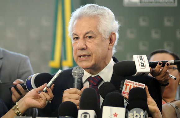 Petista tem o apoio do governo e de quatro partidos que, juntos, contarão com 109 deputados a partir do ano que vem; as legendas que apoiam Arlindo Chinaglia (PT-SP) são PCdoB, Pros e PDT, além do próprio PT; já os quatro partidos que, por enquanto, apoiam Eduardo Cunha (PMDB) terão 128 parlamentares; "Sou visto quase como azarão se acreditar em tudo que leio, mas acho isso precipitado", disse Chinaglia; ele admitiu, porém, que a articulação em torno da sua candidatura começou tardiamente