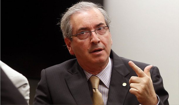 O depoimento do ex-diretor do Centro de Informática da Câmara, Luiz Antonio Eira, à Procuradoria Geral da República (PGR) reforçou as suspeitas de que o presidente da Casa, Eduardo Cunha (PMDB-RJ), foi o verdadeiro autor de dois requerimentos protocolados para investigar empresas suspeitas de pagamento de propina; os documentos, segundo o doleiro Alberto Youssef, tiveram o objetivo de forçar essas empresas a continuarem pagando propina a Cunha; coube a uma aliada do parlamentar, a então deputada Solange Almeida (PMDB-RJ), apenas a inserção no sistema, segundo a PGR; não existiu fraude na atribuição de autoria dos requerimentos, conforme o depoimento do ex-diretor