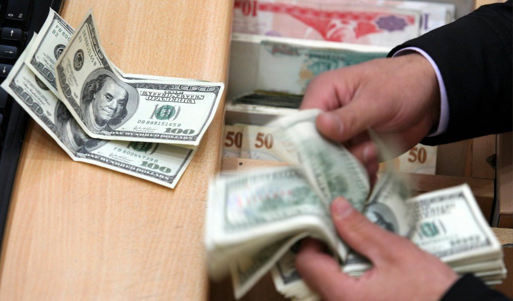 Alta ocorreu após o Banco Central sinalizar que pode desacelerar o ritmo do aperto monetário, enfraquecendo as expectativas de que juros mais altos no Brasil poderiam atrair mais recursos externos; moeda norte-americana chegou R$ a 2,5898 na venda, e a R$ 2,5933 na máxima da sessão