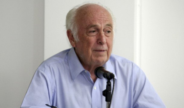 Para o ex-ministro Luiz Carlos Bresser-Pereira, para superar a crise econômica de curto prazo, “o Brasil precisa de um pacto político que faça a crítica da alta preferência pelo consumo imediato e que faça com que a taxa de câmbio passe a flutuar em torno do equilíbrio competitivo, eliminando a grande desvantagem que está desindustrializando o país”
