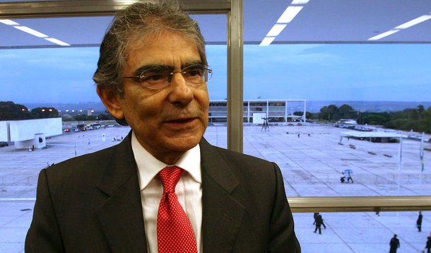 Segundo o ex-ministro do Supremo Tribunal Federal (STF) Carlos Ayres Britto, apesar do instrumento da delação premiada "estar na berlinda, sob o olhar aceso dos escritórios, ele tem cumprido a função de desvendamento"; "Nunca tivemos uma Polícia Federal tão independente politicamente e tão preparada tecnicamente. Diga-se o mesmo do Ministério Público e do Poder Judiciário, isso é um alento"