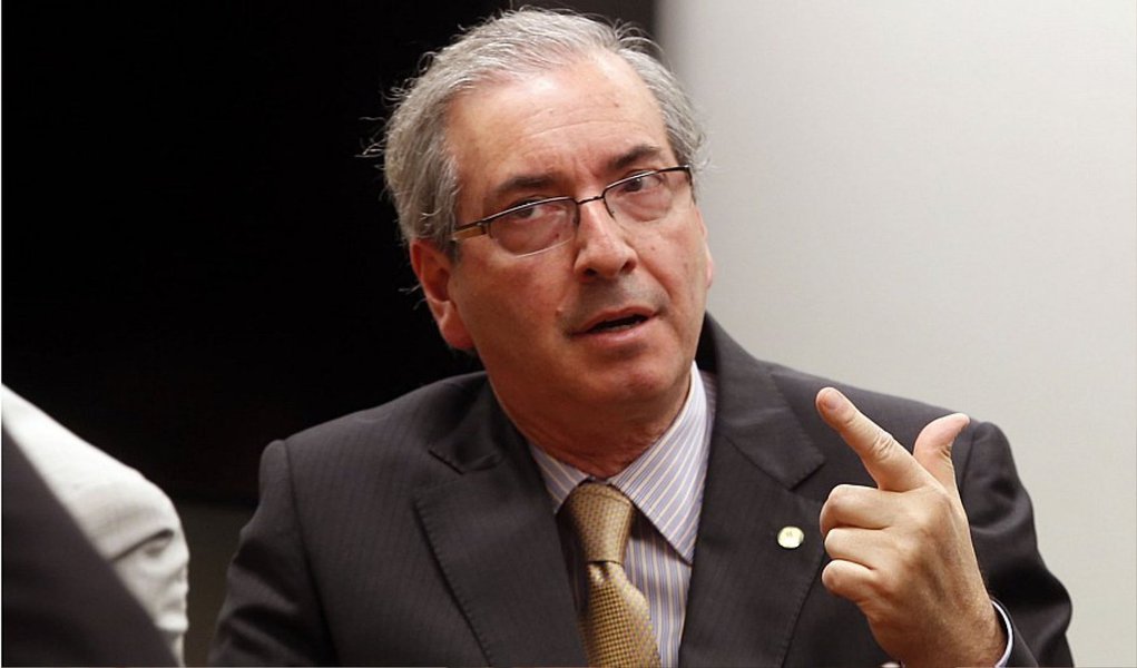 O depoimento do ex-diretor do Centro de Informática da Câmara, Luiz Antonio Eira, à Procuradoria Geral da República (PGR) reforçou as suspeitas de que o presidente da Casa, Eduardo Cunha (PMDB-RJ), foi o verdadeiro autor de dois requerimentos protocolados para investigar empresas suspeitas de pagamento de propina; os documentos, segundo o doleiro Alberto Youssef, tiveram o objetivo de forçar essas empresas a continuarem pagando propina a Cunha; coube a uma aliada do parlamentar, a então deputada Solange Almeida (PMDB-RJ), apenas a inserção no sistema, segundo a PGR; não existiu fraude na atribuição de autoria dos requerimentos, conforme o depoimento do ex-diretor